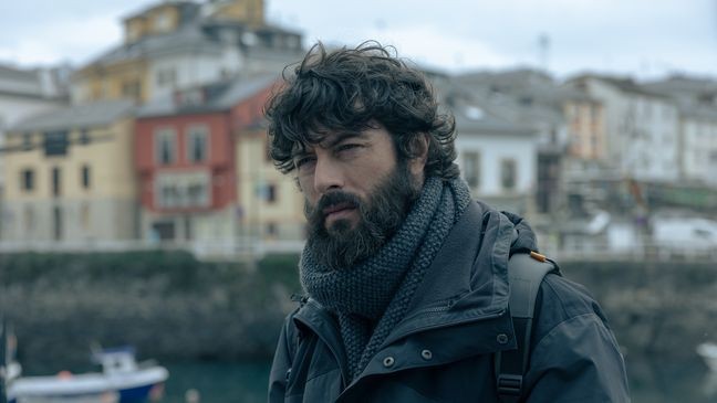 JAVIER REY as ALEX DE LA FUENTE inThe Last Night at Tremore Beach (Photo: LARRAÑAGA/NETFLIX © 2023)