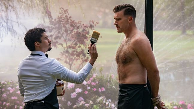 HAPPY GILMORE 2. (L to R) Benito Antonio Martínez Ocasio as Oscar Mejias and Travis Kelce as The Waiter in Happy Gilmore 2. Cr. Scott Yamano/Netflix © 2025.